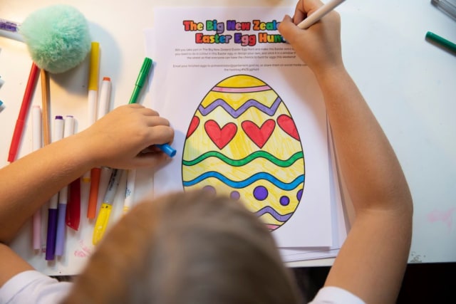 Sejumlah anak menunjukan gambar telur paskah miliknya di Auckland, Selandia Baru. Foto: Getty Images/Fiona Goodall