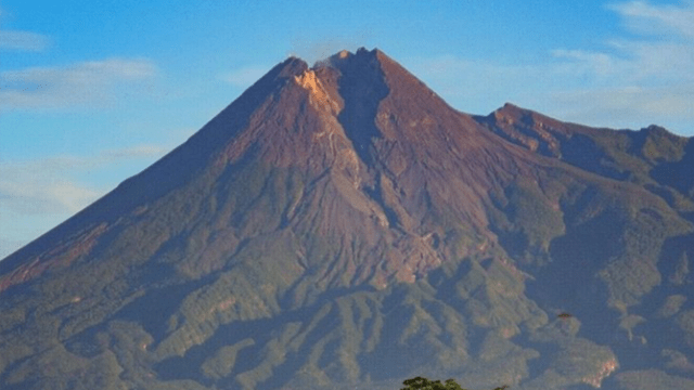 Gambar 1. Gunung api Merapi (Sumber: @arkanantafau)