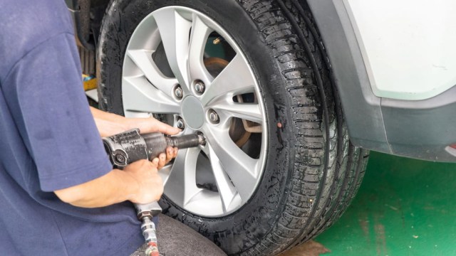 Ilustrasi buka baut roda dengan impact wrench Foto: dok. Istimewa