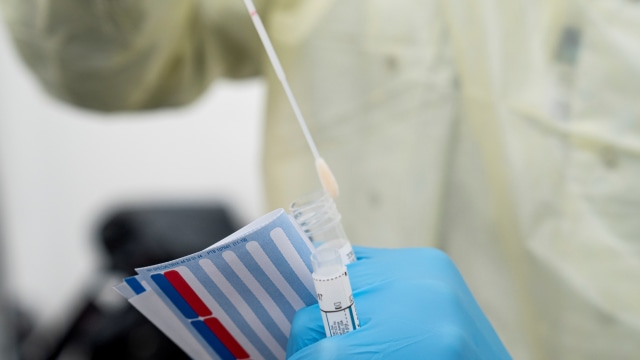 Staf medis mengambil sampel uji virus corona saat pengujian di Rumah Sakit Nasional Denmark Rigshospitalet, Kopenhagen, Denmark. Foto: Ritzau Scanpix / Niels Christian Vilmann via REUTERS