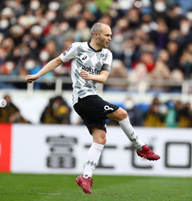 Andres Iniesta membela tim asal Jepang. Foto: Sosial media Vissel Kobe.