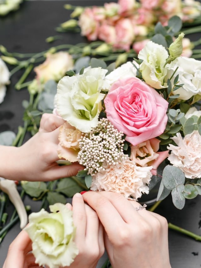 Ilustrasi merangkai bunga Lebaran dengan anak Foto: Shutterstock