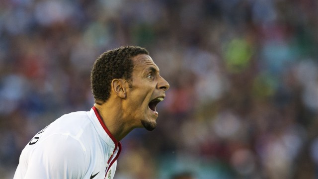 Rio Ferdinand pada sebuah laga tandang bersama Manchester United. Foto: Jonathan Nackstrand/AFP
