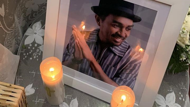 Foto jenazah Glenn Fredly di samping peti jenazah. Foto: Dok. Istimewa