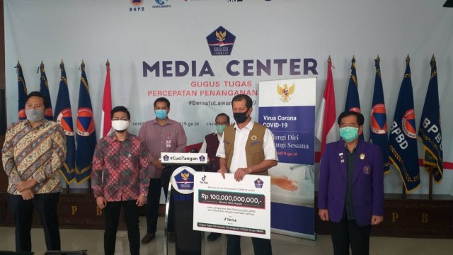 Satgas COVID-19 menerima sumbangan dari platform aplikasi Tiktok sebesar 100 miliar rupiah.  Foto: Dok. Tiktok