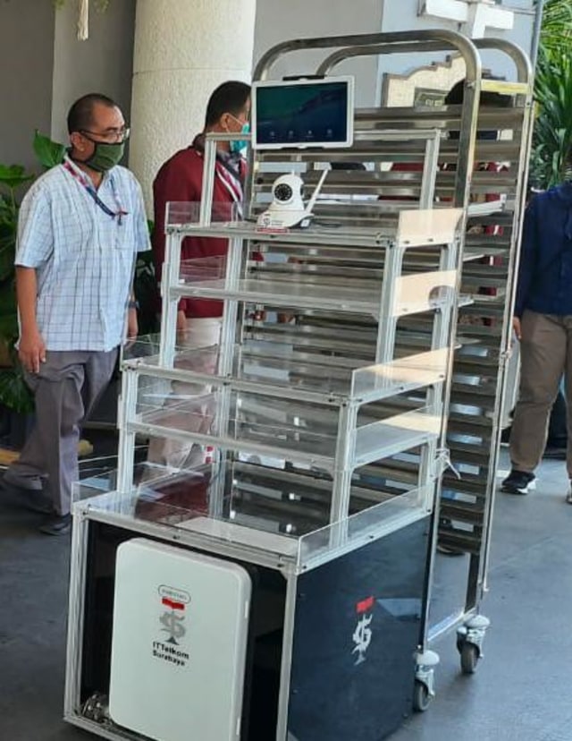 Institut Teknologi Telkom Surabaya membuat sebuah robot yang diberi nama Robot Service.