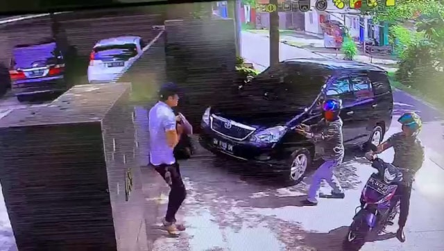 Screenshot rekaman CCTV aksi perampokan bersenjata api di Jambi. Foto: Jambikita.id
