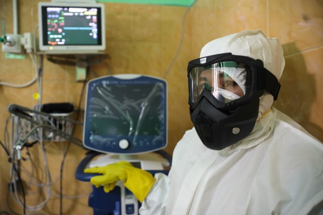 Ilustrasi paramedis yang menangani pasien COVID-19 di RSUDZA Banda Aceh. Foto: Suparta/acehkini