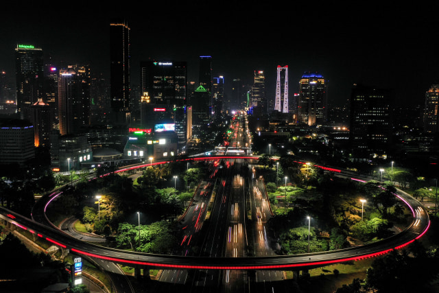 Foto udara Simpang Susun Semanggi menampilkan warna merah putih untuk apresiasi tenaga medis yang tangani COVID-19. Foto: ANTARA FOTO/Galih Pradipta
