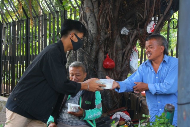 Ketimbang Rebahan, Kami Turun Ke Jalan dan Berbagi Makanan