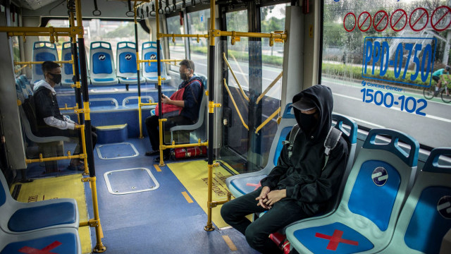 Penumpang menaiki bus TransJakarta di Jakarta. Foto: ANTARA FOTO/Aprillio Akbar