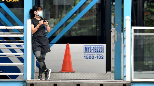Calon penumpang menunggu bus TransJakarta di Halte Bundaran Senayan, Jakarta. Foto: ANTARA FOTO/M Risyal Hidayat