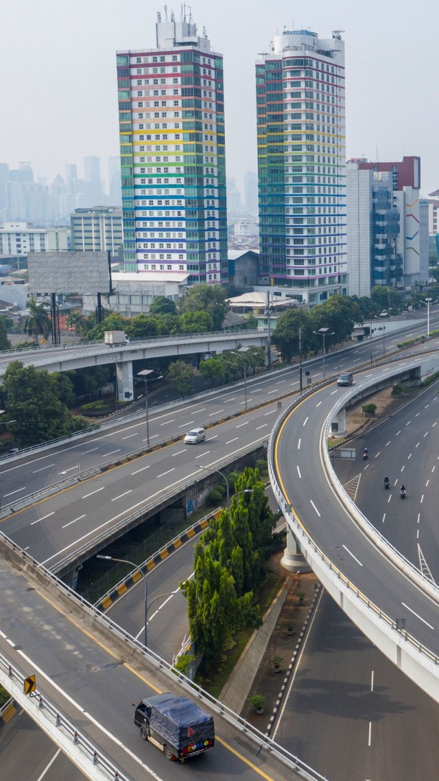 Foto udara lalu lintas kendaraan menuju Jakarta di simpang susun Tomang, Jakarta, saat lengang. Foto: ANTARA FOTO/Nova Wahyudi