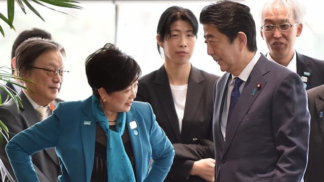 Gubernur Tokyo Yuriko Koike (kiri) dan PM Jepang Shinzo Abe (kanan) Foto: AFP/Kazuhiro Nogi
