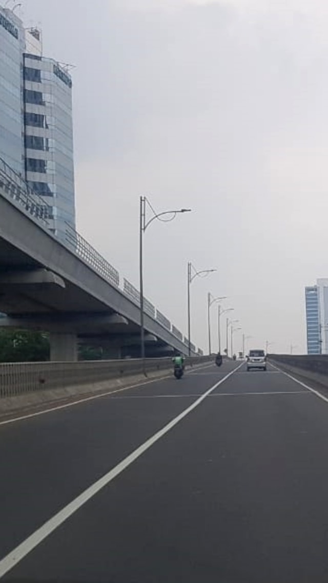 Kondisi Jalan tol dalam kota arah Cawang dan Jalan arteri MT Haryono menuju Tegal Parang, Jumat (10/4). Foto: Melanie/kumparan