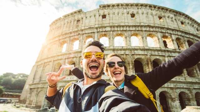 Ilustrasi Pasangan Selfie. Foto: Shutter Stock