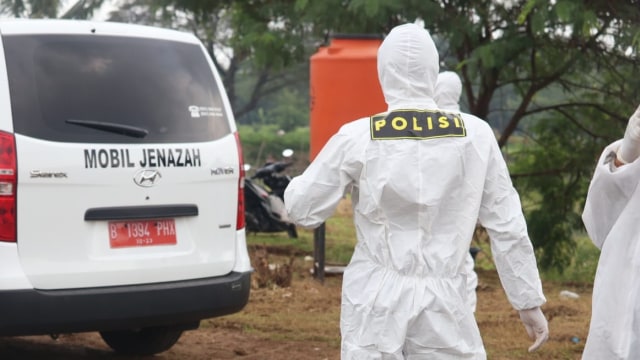 Bantuan proses pemakaman jenazah COVID-19 oleh Timsus Ditsamapta Polda Metro Jaya. Foto: Dok. Polda Metro