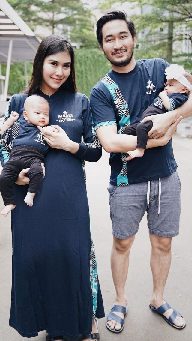 Syahnaz Sadiqah dan keluarga. Foto: Instagram/@syahnazs