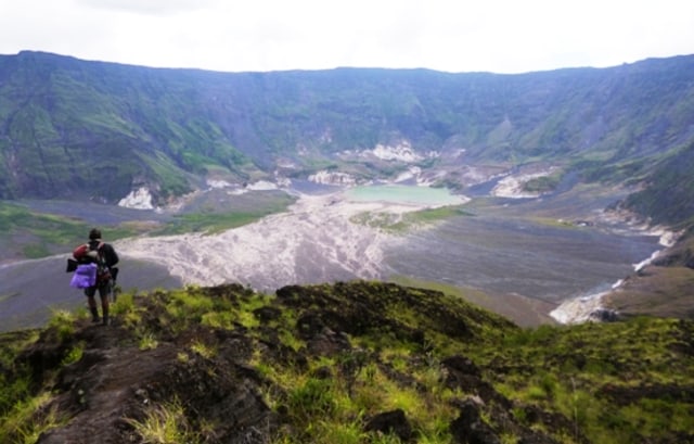 Seorang pendaki beridri di gigiran kaldera Tambora. Foto; Harley Sastha