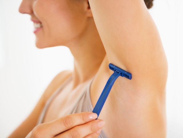 Ilustrasi mencukur bulu ketiak. Foto: Shutter Stock