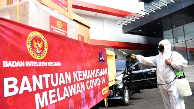 Petugas menyemprotkan disinfektan ke alat lab biologi yang diserahkan dari Badan Intelejen Negara (BIN) ke Eijkman. Foto: Dok. Istimewa