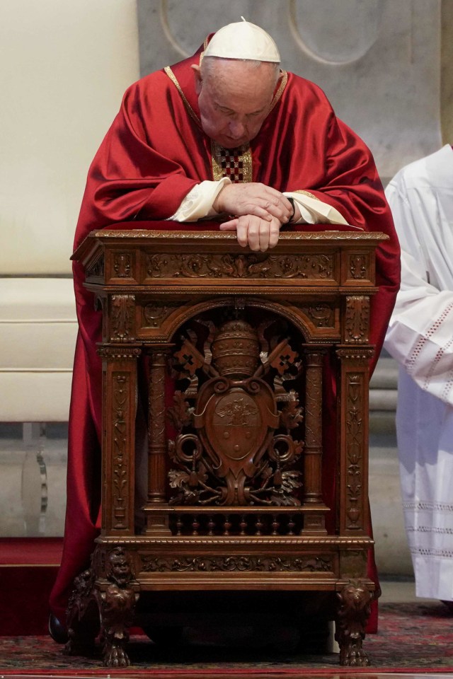 Paus Fransiskus memimpin Jumat Agung di Basilika Santo Petrus, Vatikan tanpa jamaah untuk menekan penyebaran virus corona. Foto: Andrew Medichini Pool via REUTERS