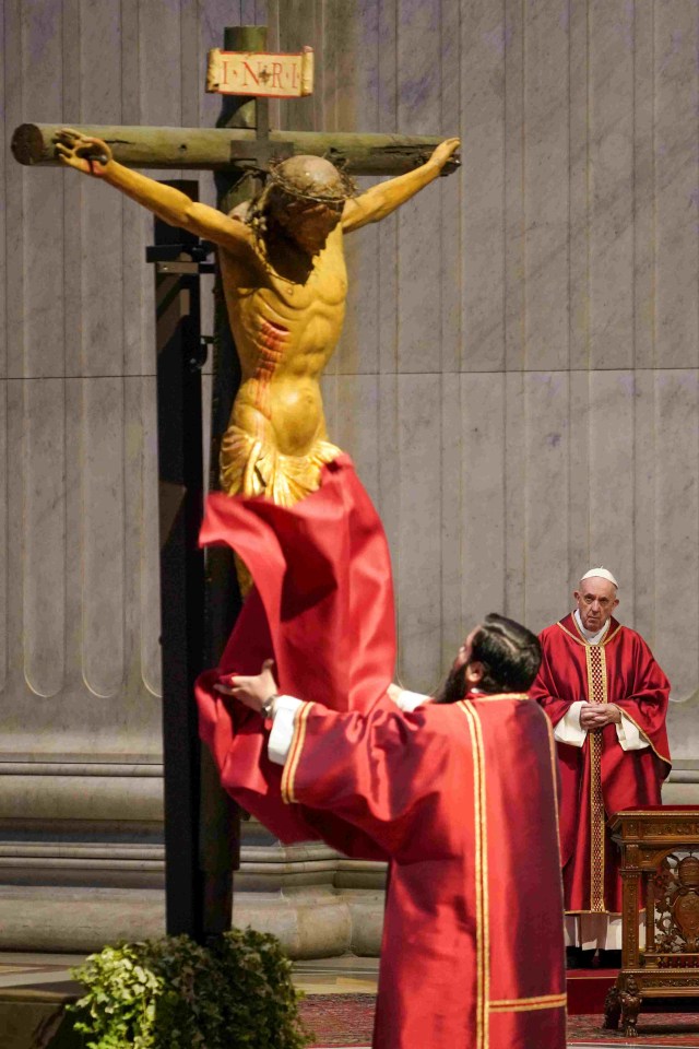 Seorang uskup mengungkap salib ketika Paus Fransiskus memimpin Jumat Agung di Basilika Santo Petrus,varikan. Foto: Andrew Medichini Pool via REUTERS