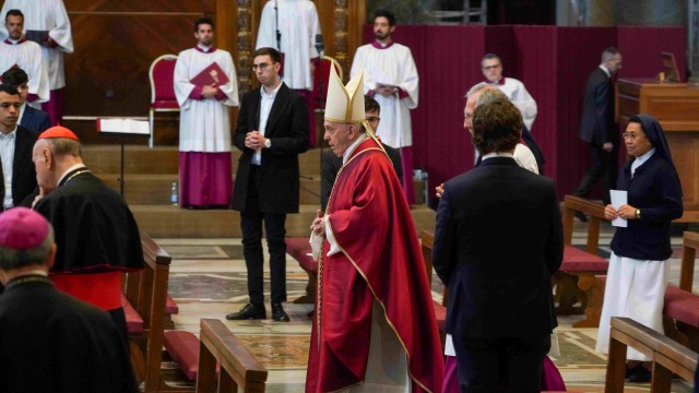 Suasana saat Paus Fransiskus memimpin Jumat Agung di Basilika Santo Petrus,varikan. Foto: Andrew Medichini Pool via REUTERS