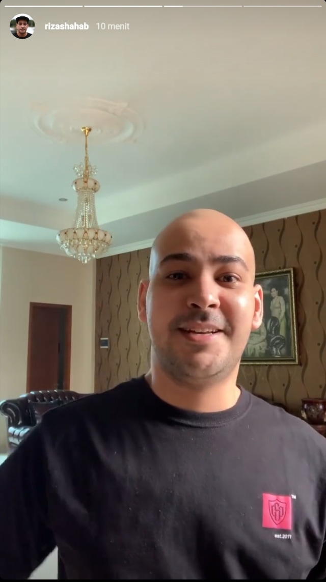 Pesinetron Riza Shahab saat memberikan klarifikasi soal penangkapannya. Foto: Instagram Story @rizashahab.