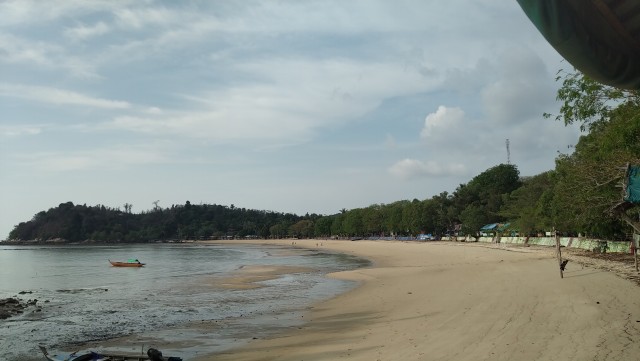 Objek wisata Pantai Pelawan di Kabupaten Karimun. Foto: Khairul S/kepripedia.com
