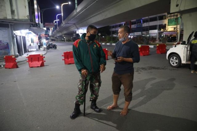 Mewawancarai TNI, meliput jam malam Aceh di tengah wabah corona. Foto: Suparta/acehkini