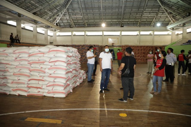 Bupati Mahayastra sata meninjau kesiapan pembagian sembako bagi warga KK miskin di Gianyar - IST