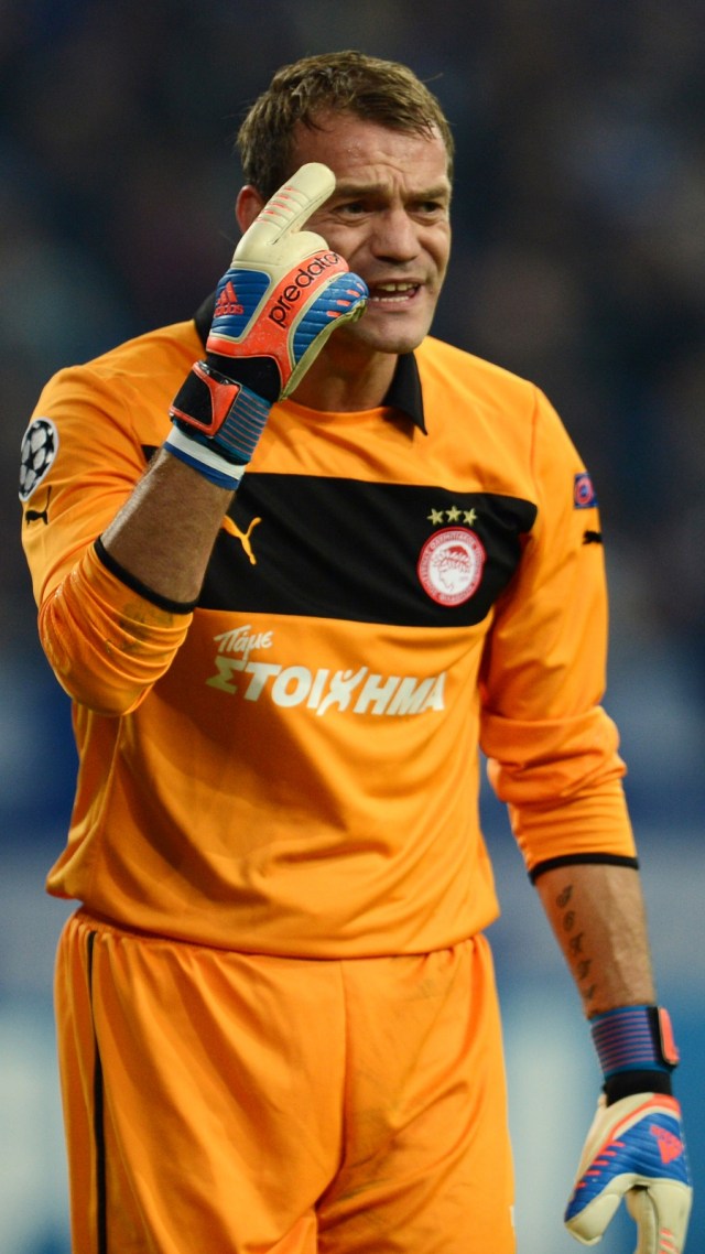 Roy Carroll, eks kiper Manchester United (MU), kala membela Olympiakos. Foto: PATRIK STOLLARZ / AFP