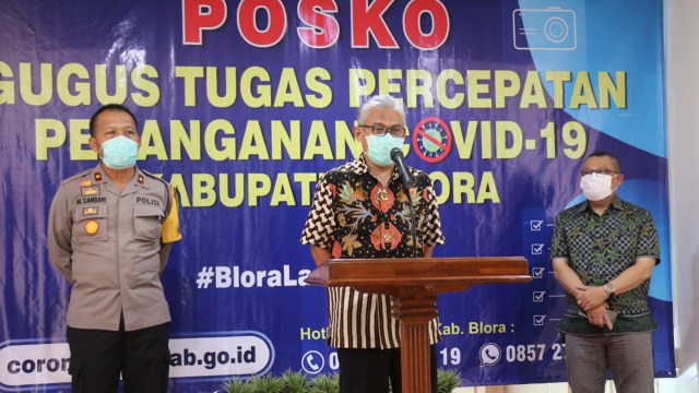Direktur RSUD dr R Soetijono Blora, dr Nugroho Adiwarso SpOG saat menyampaikan update perkembangan terbaru kondisi persebaran virus Corona (Covid-19) di Kabupaten Blora, Sabtu (11/04/2020)
