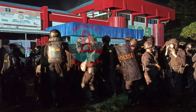 Pihak kepolisian melakukan pengamanan di Lapas Tuminting, Manado yang mengalami kerusuhan dan terjadi aksi pembakaran oleh narapidana (foto: febry kodongan/manadobacirita)