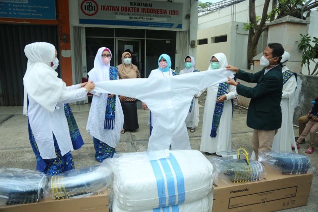 Acara peujoek bajee ngon kaca toep muka alat peulindong droe dari BMKT keu awak IDI wilayah Aceh bak uroe Sabtu (11/4). Foto: Humas Setda Aceh