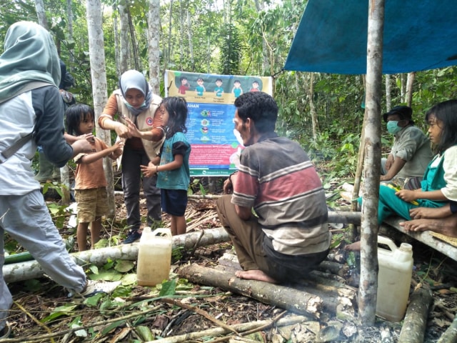 Tenaga medis dari Puskesmas bekerjasama dengan PT LAJ melakukan sosialisasi pencegahan penyebaran COVID-19 kepada kelompok orang rimba Temenggung Hasan. Foto: Dok LAJ