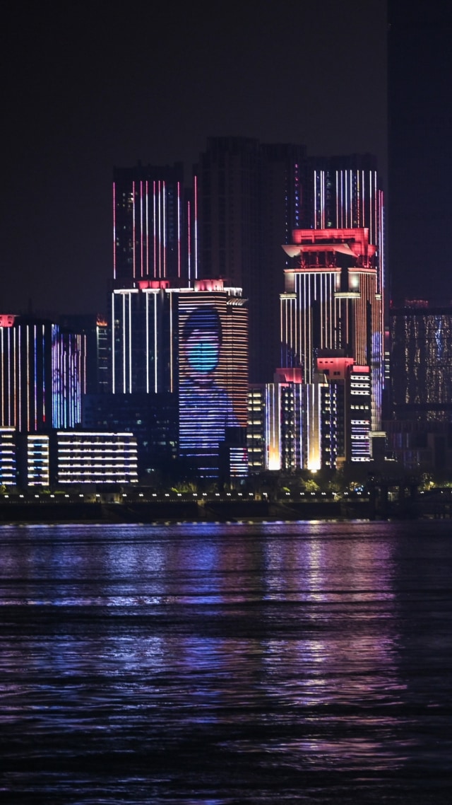 Atraksi cahaya di Wuhan setelah lockdown berakhir. Foto: Hector RETAMAL / AFP