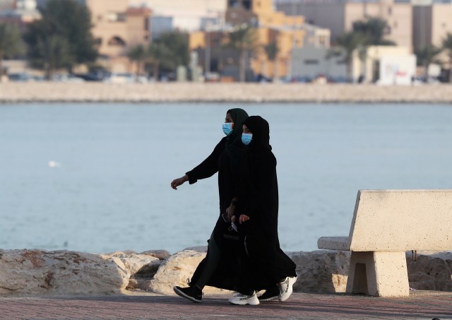Warga Arab Saudi di tengah wabah corona. Foto: Reuters/Stringer