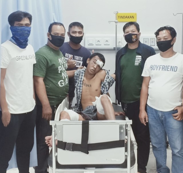 Jajaran petugas Polsek Ilir Timur II Palembang saat mengamkan pelaku curanmor. (foto: dok, Polsek IT II)