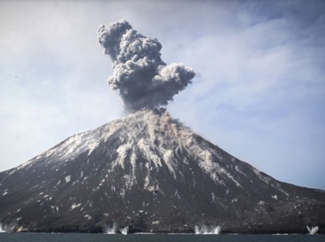 Erupsi gunung api di Indonesia yaitu Gunung Anak Krakatau di Selat Sunda (Foto: Google maps/BRA .:.)