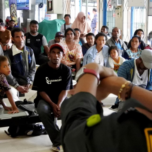Petugas memperagakan cara mencuci tangan yang benar kepada para calon penumpang kapal di terminal keberangkatan Pelabuhan Tenau Kupang, NTT. Foto: ANTARA/Kornelis Kaha