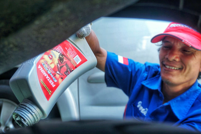 Ilustrasi mengganti oli mesin kendaraan. Foto: dok. Pertamina Lubricants