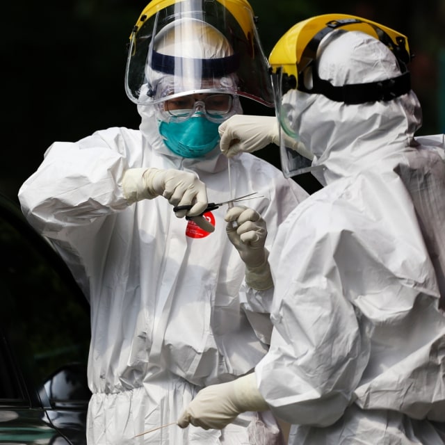 Petugas medis mengambil sampel spesimen saat swab test secara drive thru di halaman Laboratorium Kesehataan Daerah Kota Tangerang, Banten, Senin (6/4). Foto: ANTARA FOTO/Fauzan