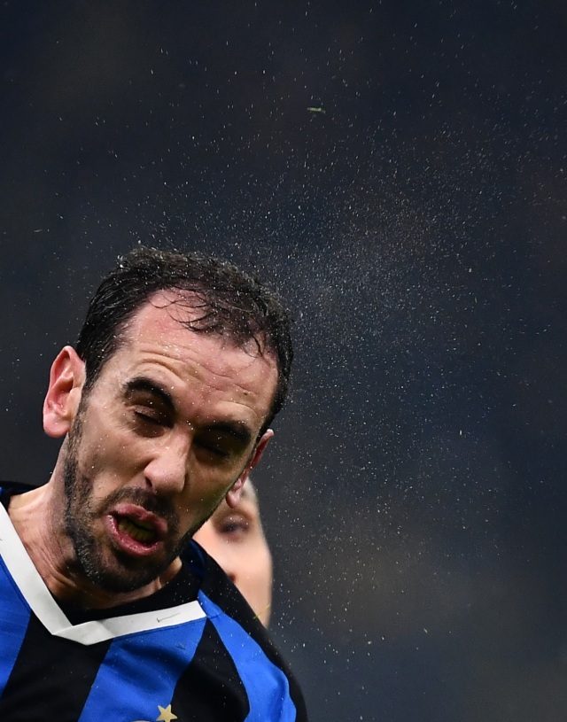 Diego Godin beraksi dalam Derby della Madonnina. Foto: AFP/Marco Bertorello