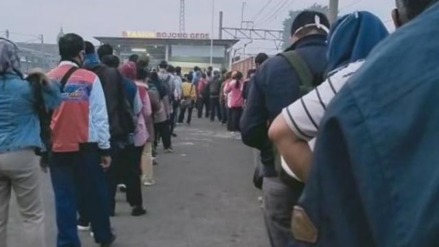 Antrian penumpang KRL di Stasiun Bojong Gede. Foto: Dok. Virna Savira