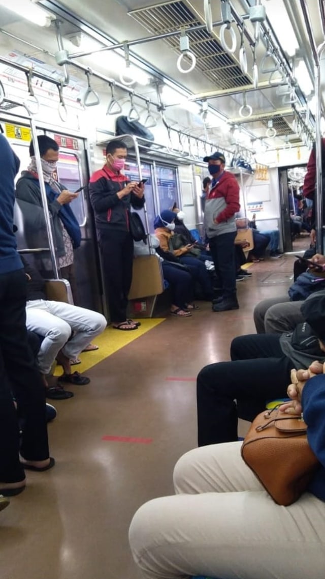 Suasana di dalam gerbong rangkaian KRL. Foto: Dok. Virna Savira