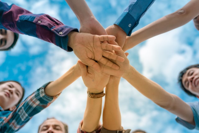 com-Ilustrasi anak muda yang melakukan perubahan sekitar. Foto: Shutterstock