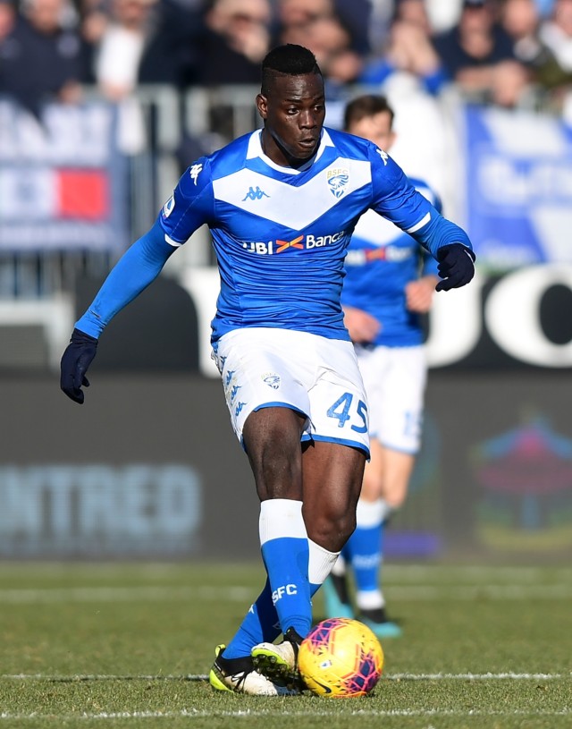 Mario Balotelli beraksi untuk Brescia di pertandingan Serie A menghadapi Lazio. Foto: AFP/Miguel Medina
