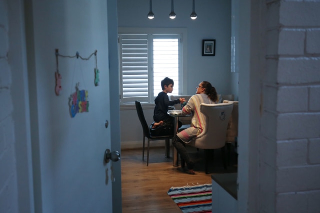 Aktivitas orang tua dan anak selama masa karantina di Sydney Foto: Brendon Thorne/Getty Images